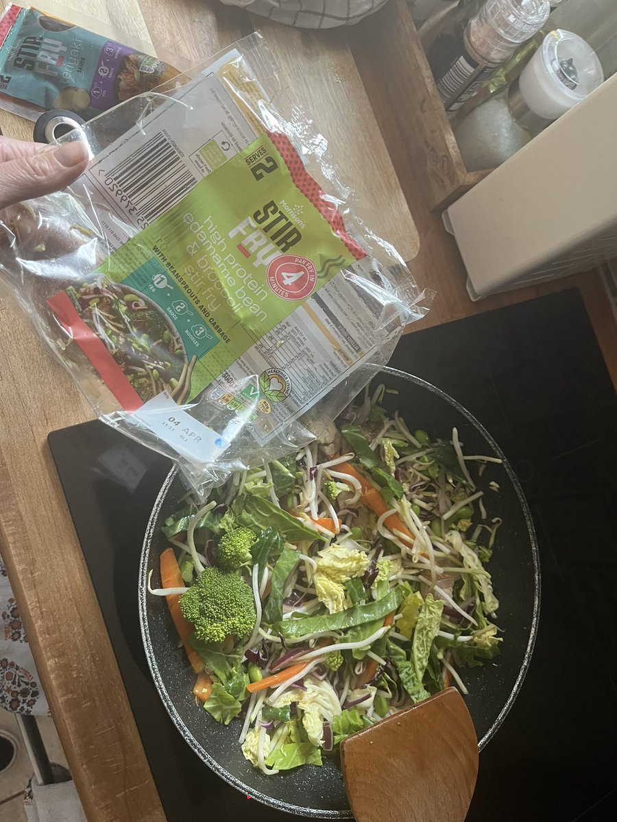 Rachel_Bert's tweet photo. @Morrisons Woah, don’t be too generous with the broccoli in this stir fry mix! https://t.co/SB65vgzm7F