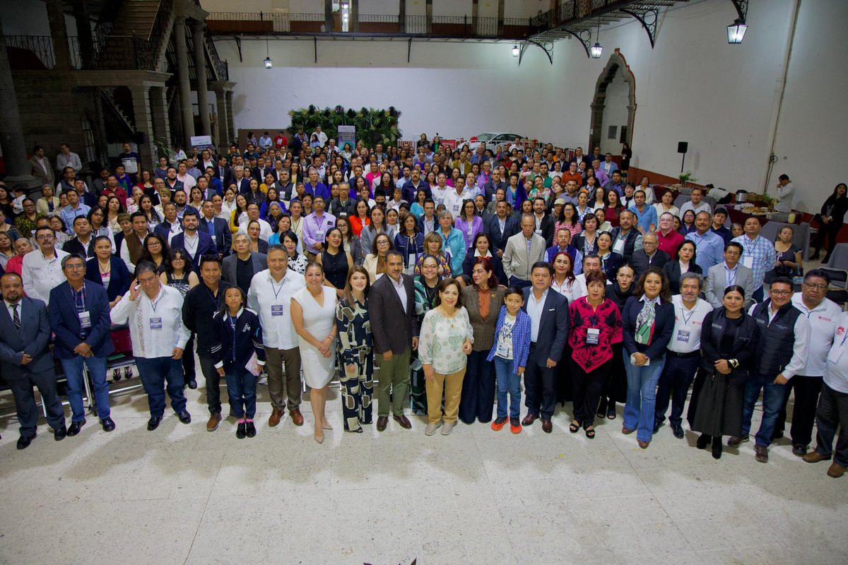 artemisa_laura's tweet image. Cada sector involucrado en la educación📚 debe cumplir con lo que le corresponde.
Por eso hoy con mucha entrega y responsabilidad iniciamos desde la #ComisiónDeEducación con los #Foros “Construcción para una Convivencia Escolar Sana e Integral”.
Desde las aulas, desde las casas,…