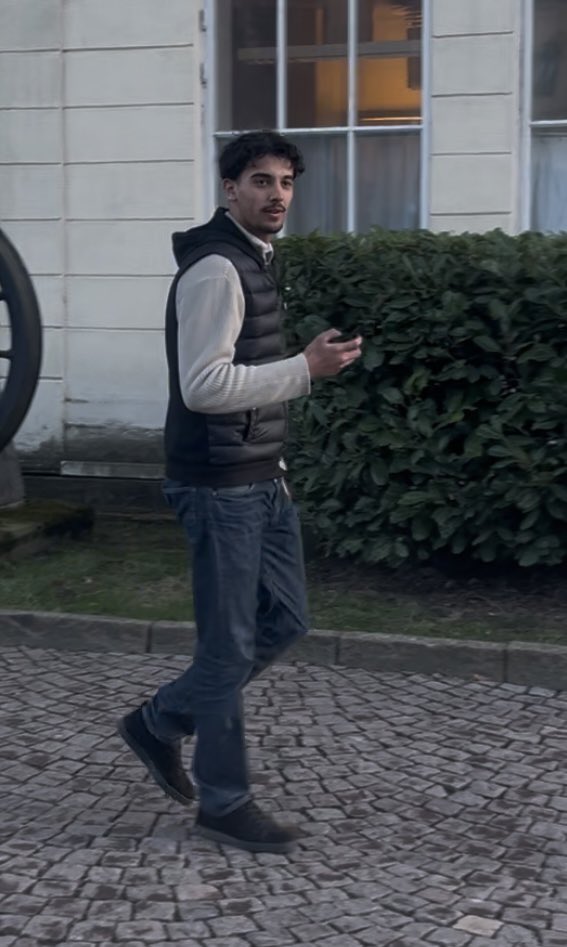 pHoSchildt's tweet image. 🚨Idag vid Kalmar centralstation när jag bar min jacka med en davidsstjärna på ryggen gick en ung man fram till mig och sa ”Seig Heil” och ”f*ucking Jew” och spottade mot mig. 

Om någon i #Kalmar vet vem han är, vänligen DM mig eller @Polisen_Sverige