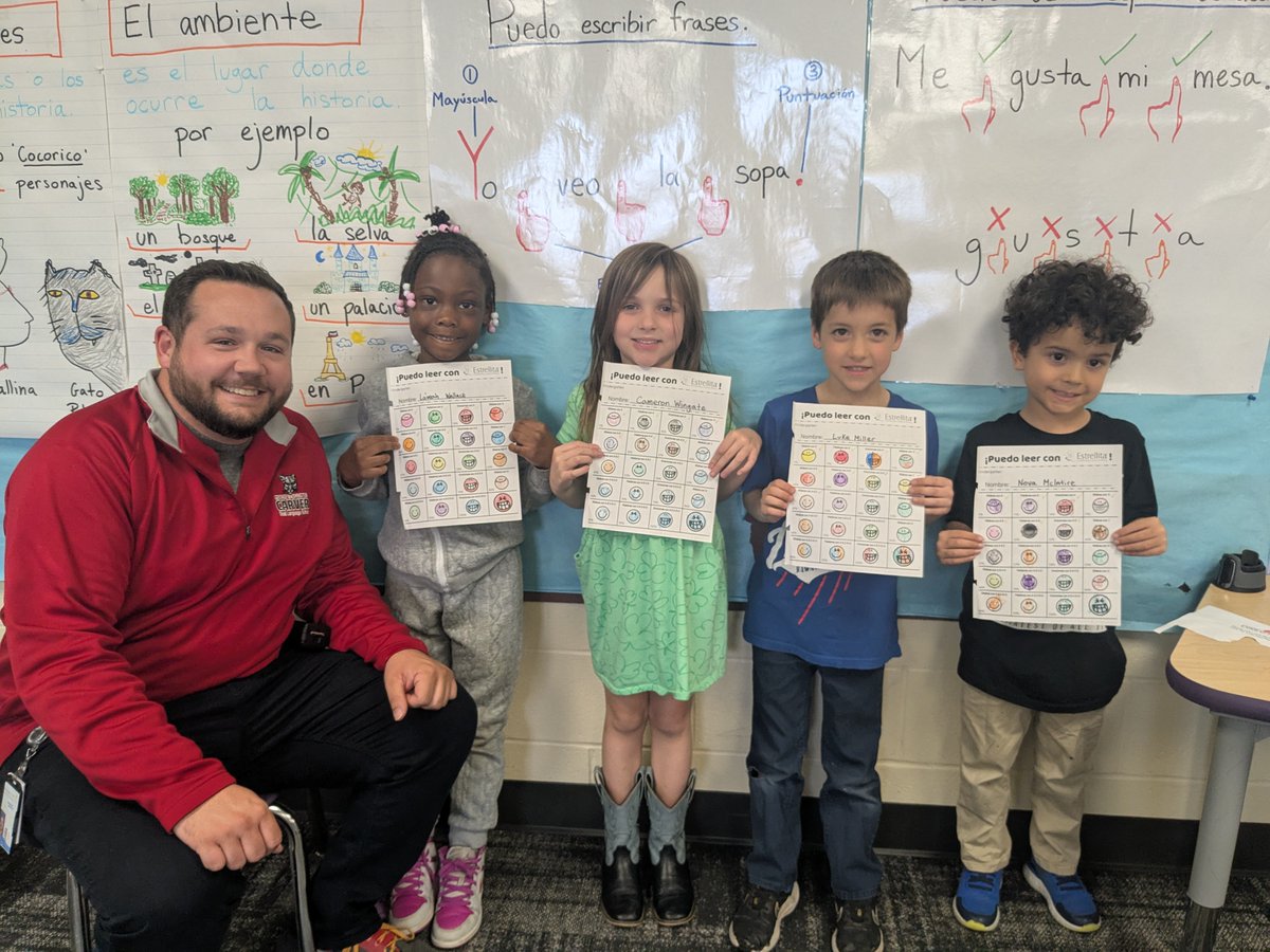 Mr. Murphy was able to stop by Sra. Carolina’s classroom to congratulate some of our first kindergarteners that passed all their kindergarten Spanish reading levels! Keep reading, Pumas!