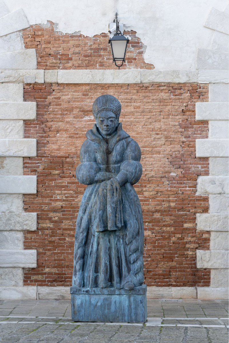 Davanti alla soglia di #PuntadellaDogana, questa mattina un’ospite d’eccezione ha preso posto.

È la monumentale scultura inedita "Mutter Erde" di Thomas Schütte, visibile oggi per la prima volta e pronta ad accogliervi nella mostra #Genealogies dal 6 aprile.

ph. Matteo De Fina