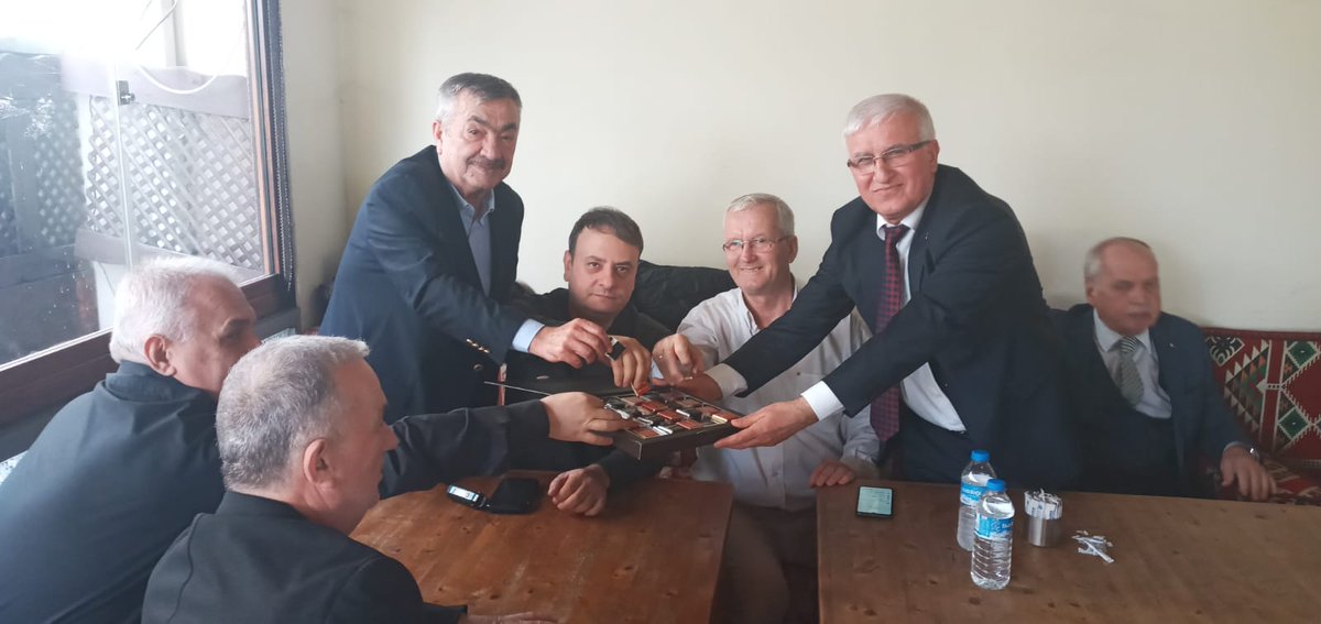 #Sakarya' da birlikte siyaset yaptığımız arkadaşlarımız ve dostlarımız ile bayramlaştık. Tüm İslam aleminin #RamazanBayramı  kutluyor. Nice mutlu bayramlar diliyorum.