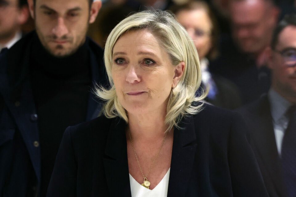 « Dictature Démocratique ! »
Aujourd’hui, comme <a href="/PhdeVilliers/">Philippe de Villiers</a> « Je suis Marine ! »
#MarineLePen