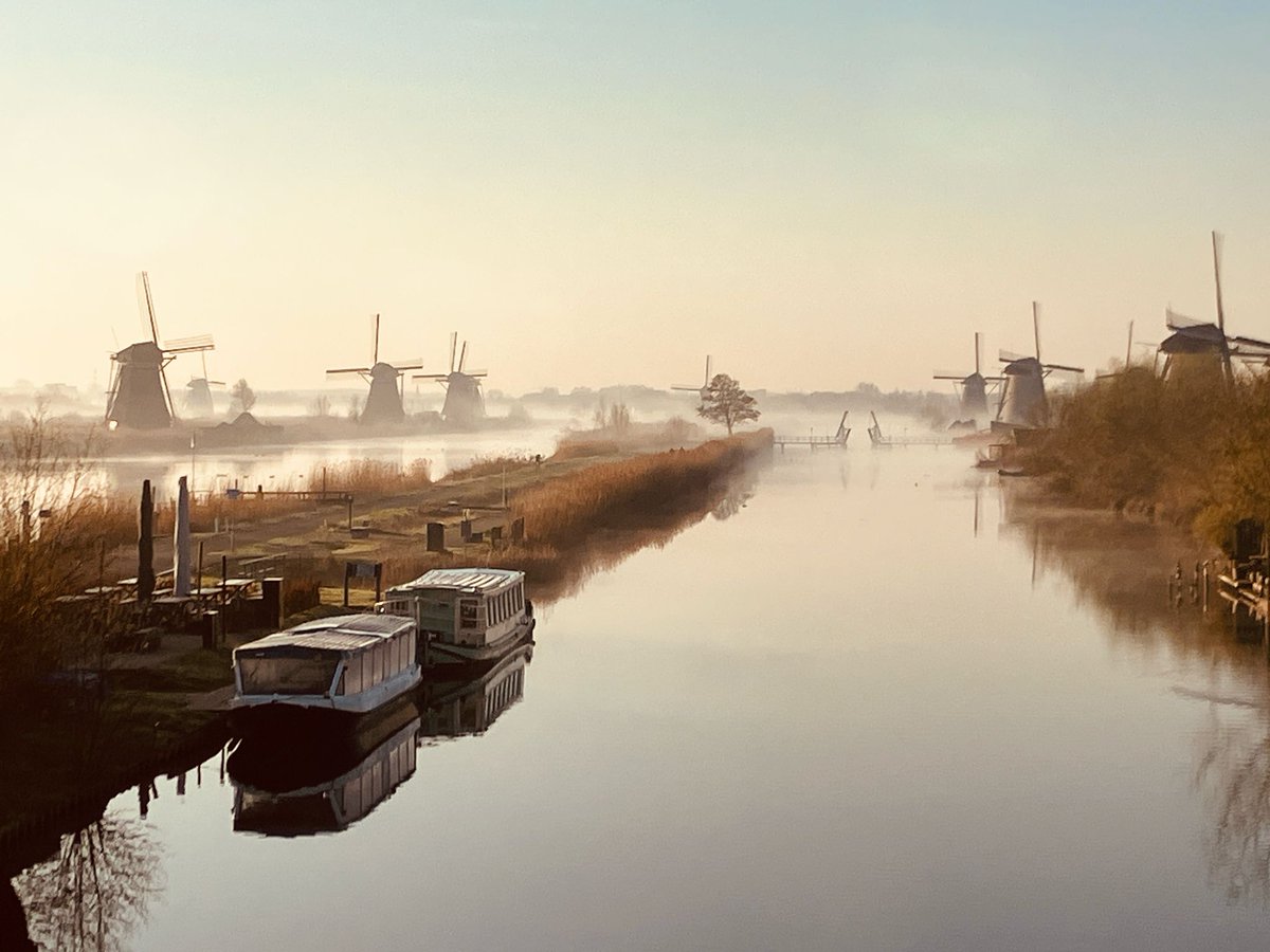 Kinderdijk is de plek waar water de Alblasserwaard uitgaat, maar ook laten we water binnen. Zoals nu! Maart is de droogste sinds de metingen begonnen. We zijn voorzichtig met inlaten want we willen geen zoutwater in polders. Normaal zien we dit later in het jaar. #FotoVanDeWeek