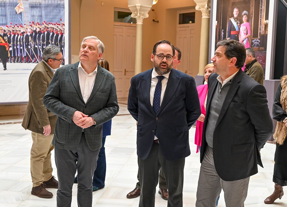 PPCiudadReal1's tweet photo. 🔵 El presidente del PPCLM, @paconunez_ , ha visitado hoy Ciudad Real, donde se ha reunido con el alcalde de la ciudad, @paconunez_ y el presidente del PPCR, @M_A_Valverde , para trabajar en el futuro de la región.
#PPCLM #CiudadReal #ReyFelipeVI #CastillaLaMancha https://t.co/OHituZNSs4