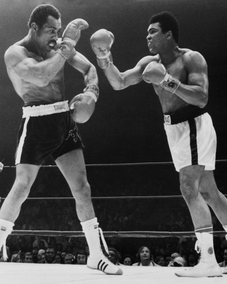 On March 31, 1973, Ken Norton shocked the world by defeating Muhammad Ali at the San Diego Sports Arena, breaking Ali’s jaw in a brutal 12-round fight! 🥊💥 #AliVsNorton #BoxingHistory #SanDiegoSports