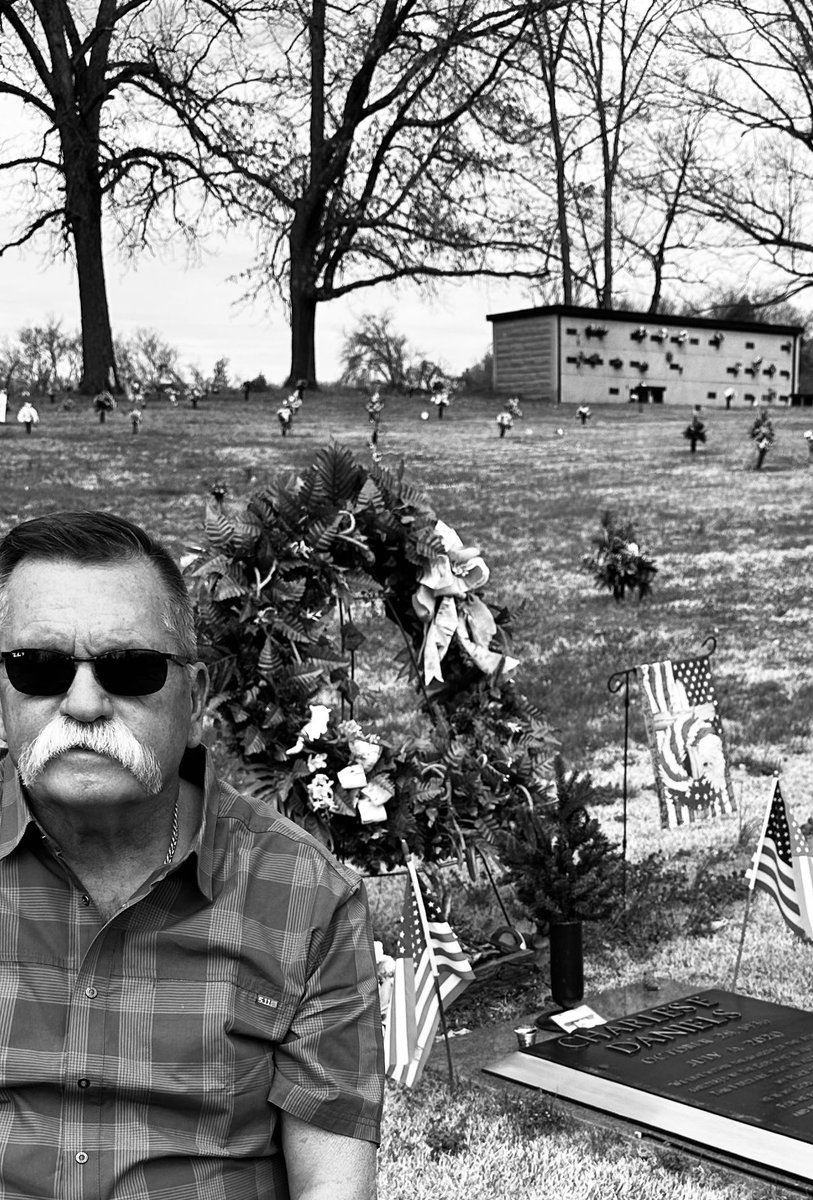 ATuffLife's tweet photo. stopped to see an old friend…Sure miss my pal Charlie….🙏🏼👊🏽🇺🇸🎻🎻🎚 https://t.co/Wdq0oGPQiV