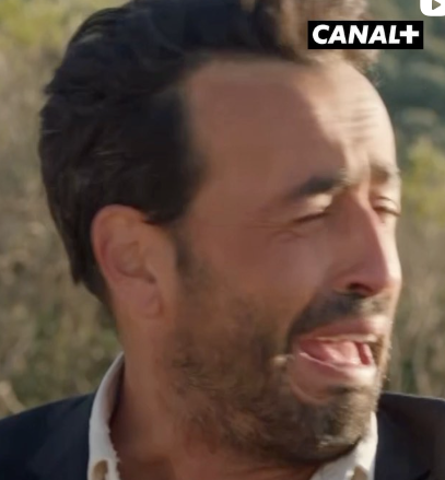 Jonathan cohen jouant avec subtilité la tristesse