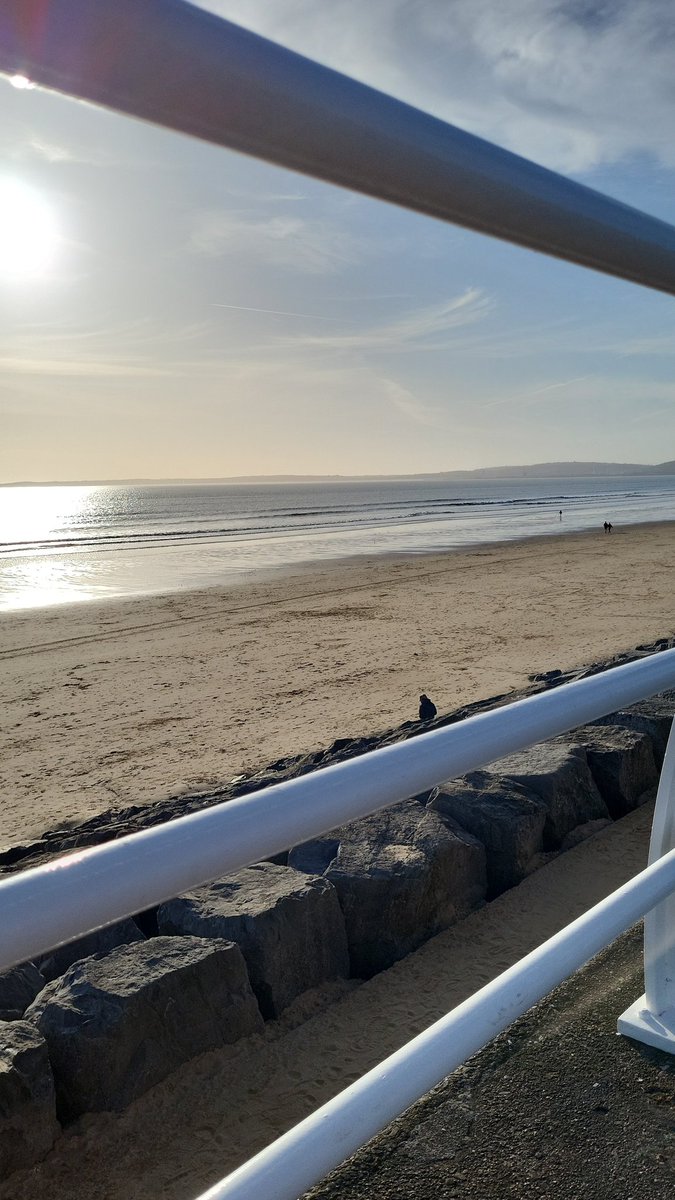 Hustling_Fun's tweet image. Happy Monday Hustlers! 

I&apos;ve been quiet lately, will update with a post later! 

...but for now I&apos;m ending March in style, sitting on a bench on the beach in the sun whilst looking at my dividends received today:

• $PEP - £1.57
• $NESF.L - £1.93

How was your Monday?