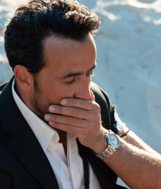 Jonathan cohen jouant avec subtilité l'embarras et le regret