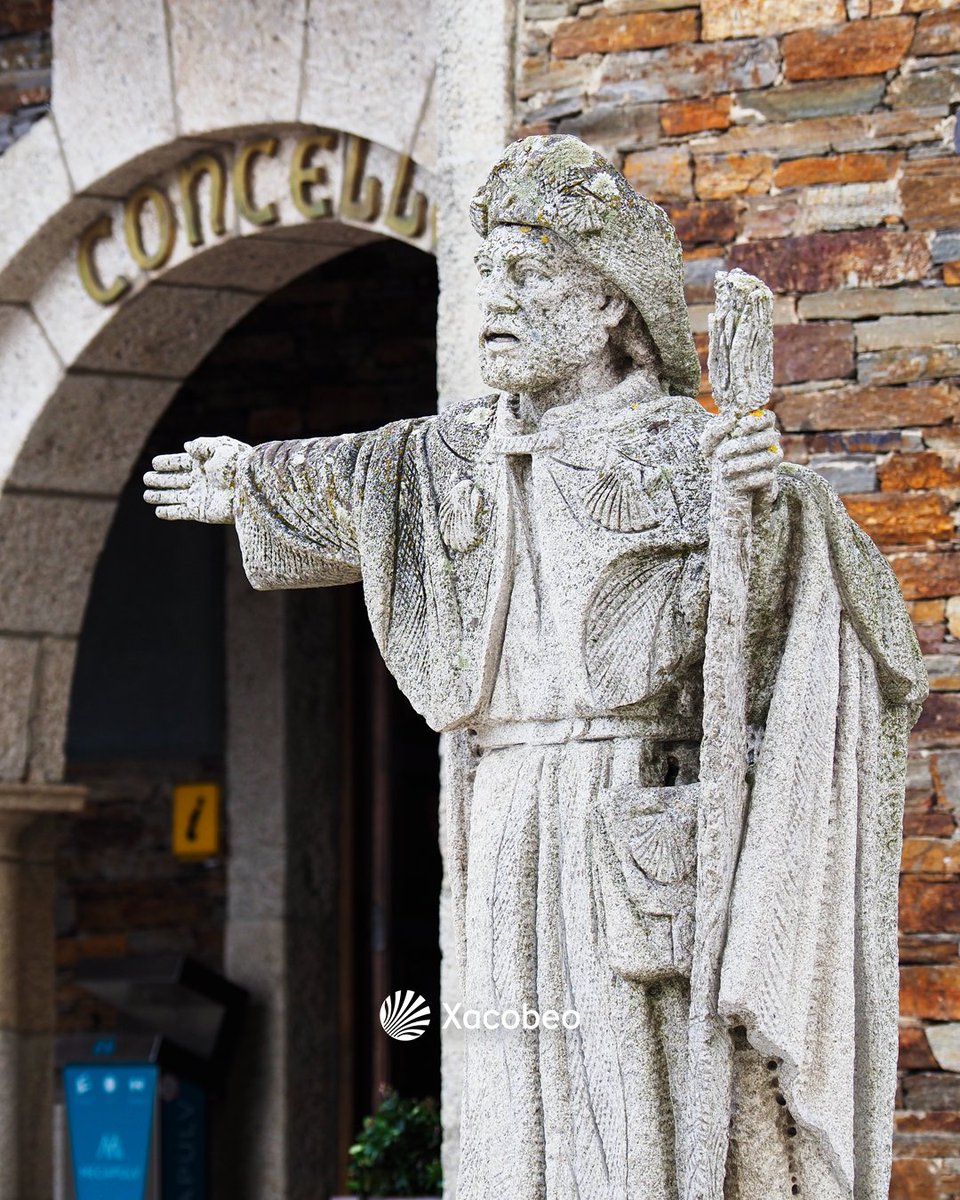 👀 Os monumentos que atopamos no Camiño son máis que estatuas: son guías, son historias. Como esta estatua do peregrino en Portomarín, que nos sinala o rumbo cara a Santiago de Compostela.

#Xacobeo #CamiñoFrancés