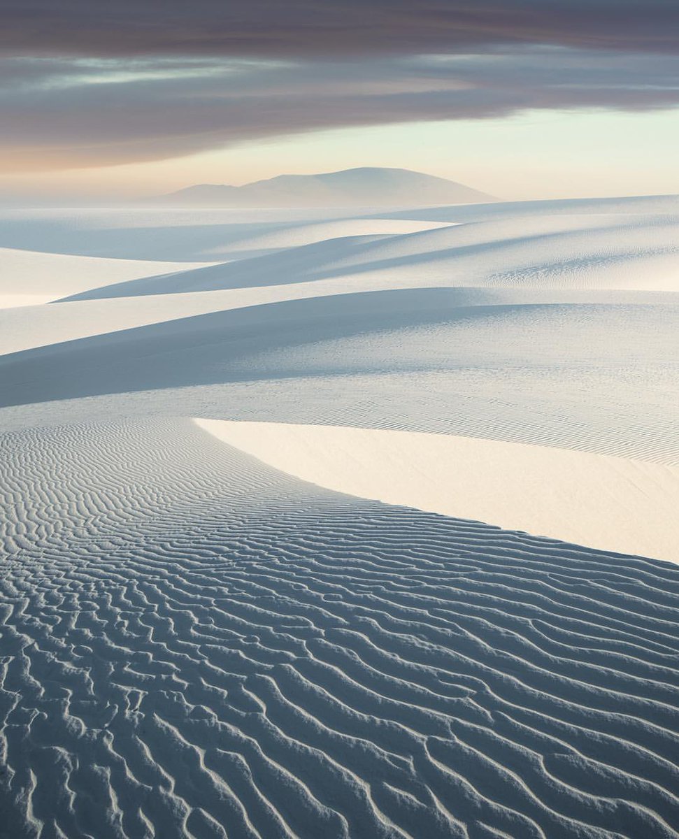 Scrivere poesie è sfidare gli abissi del quotidiano, cantando l'infinito con voce di cenere.

#BricioleDiPensieri 
Ultimi frammenti 

#photo Benjamin Everett