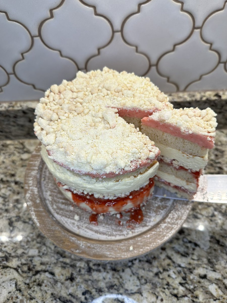 BowTiedHomeBake's tweet image. My birthday cake was a strawberry lemon layer cake 🎂
Layers of vanilla buttermilk cake, lemon soak, pickled strawberry jam, milk crumbs, lemon curd cheesecake, and strawberry frosting
Sweet, delicious, and fun to make!
(Recipe by @ChristinaTosi )