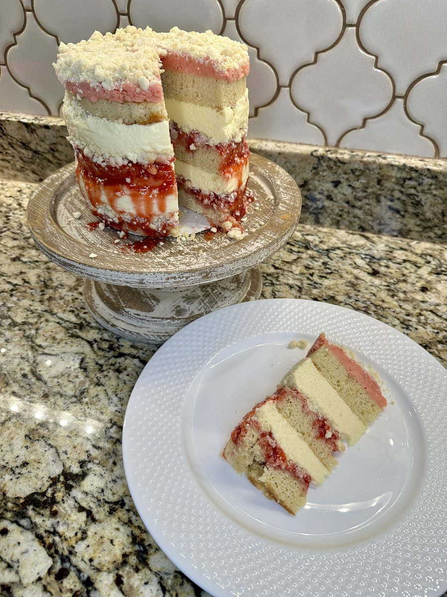BowTiedHomeBake's tweet image. My birthday cake was a strawberry lemon layer cake 🎂
Layers of vanilla buttermilk cake, lemon soak, pickled strawberry jam, milk crumbs, lemon curd cheesecake, and strawberry frosting
Sweet, delicious, and fun to make!
(Recipe by @ChristinaTosi )
