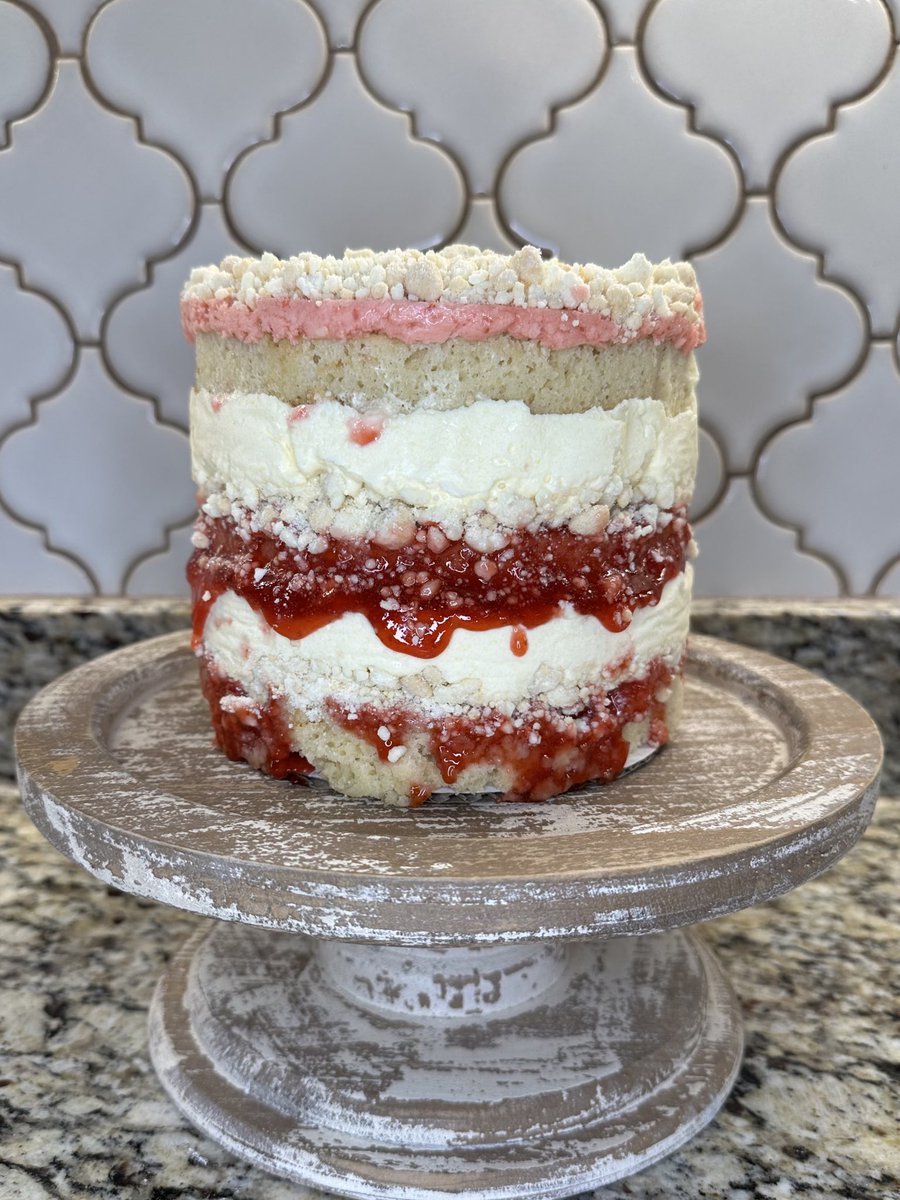 BowTiedHomeBake's tweet image. My birthday cake was a strawberry lemon layer cake 🎂
Layers of vanilla buttermilk cake, lemon soak, pickled strawberry jam, milk crumbs, lemon curd cheesecake, and strawberry frosting
Sweet, delicious, and fun to make!
(Recipe by @ChristinaTosi )
