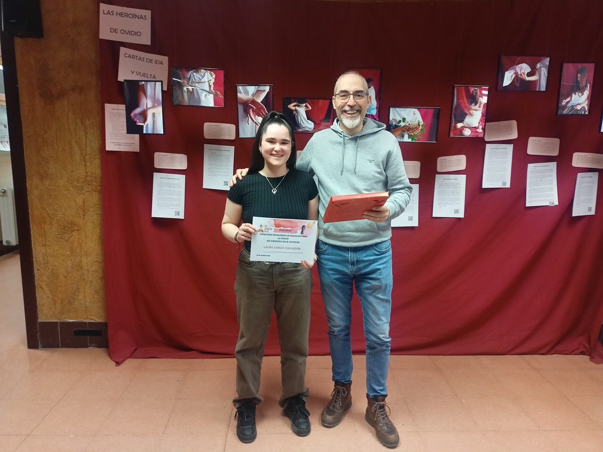 ies_condesaeylo's tweet photo. Hoy se ha entregado el premio al mejor eslogan para la radio de nuestro @tresenradio  a Laura García Salvador ¡Enhorabuena!
#tresenradio
#laradiodelcondesa https://t.co/xofNeBCcuX
