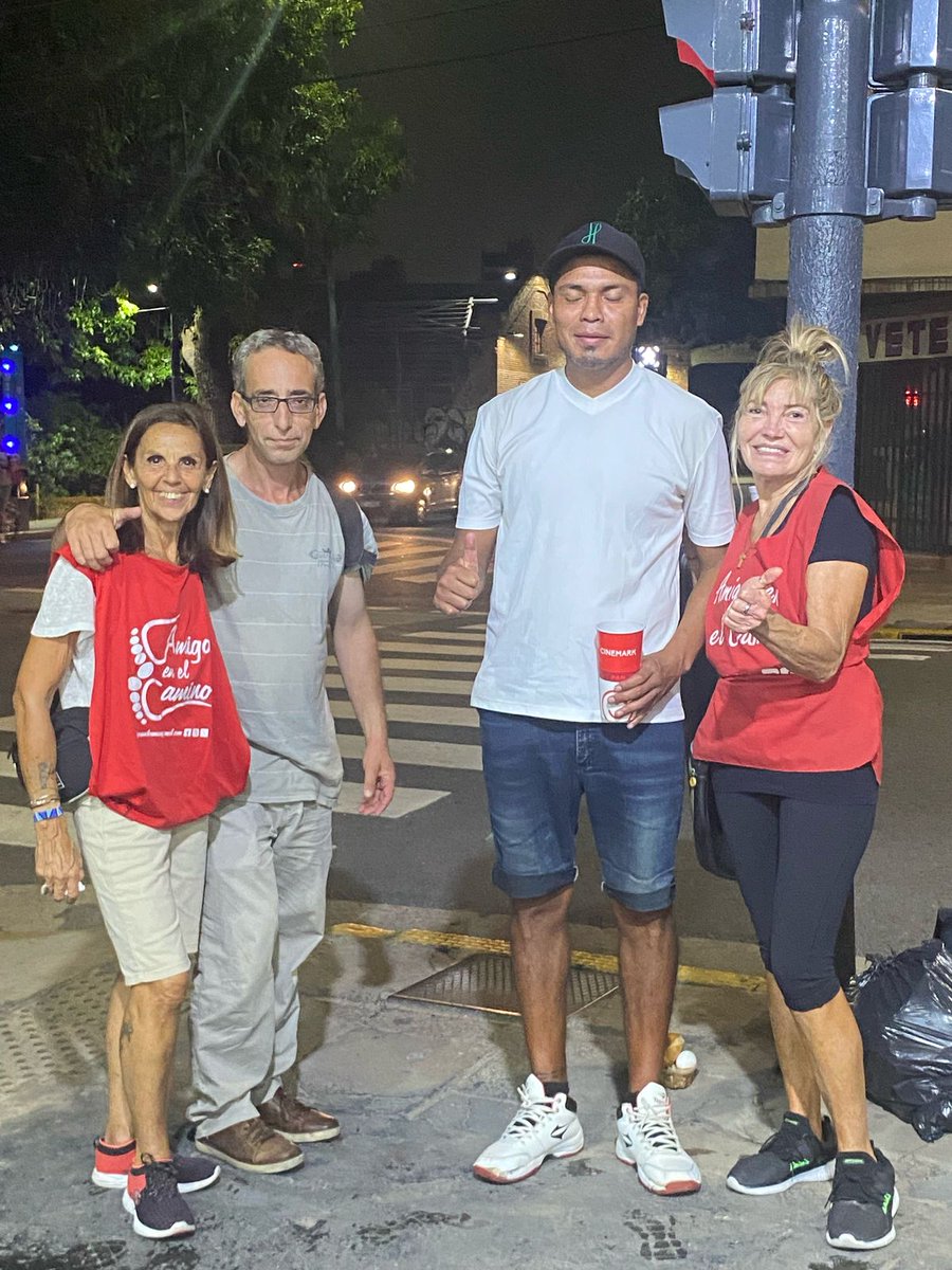 amigosenelcamin's tweet image. Fue muy emotivo encontrarnos con nuestro amigo Mauro, quien nos contó, que luego de bañarse en una parroquia, se puso la ropa de donación que recibió de #AEEC hace un par de domingos. Estaba impecable y muy agradecido! Momentos movilizantes que llegan al ❤️