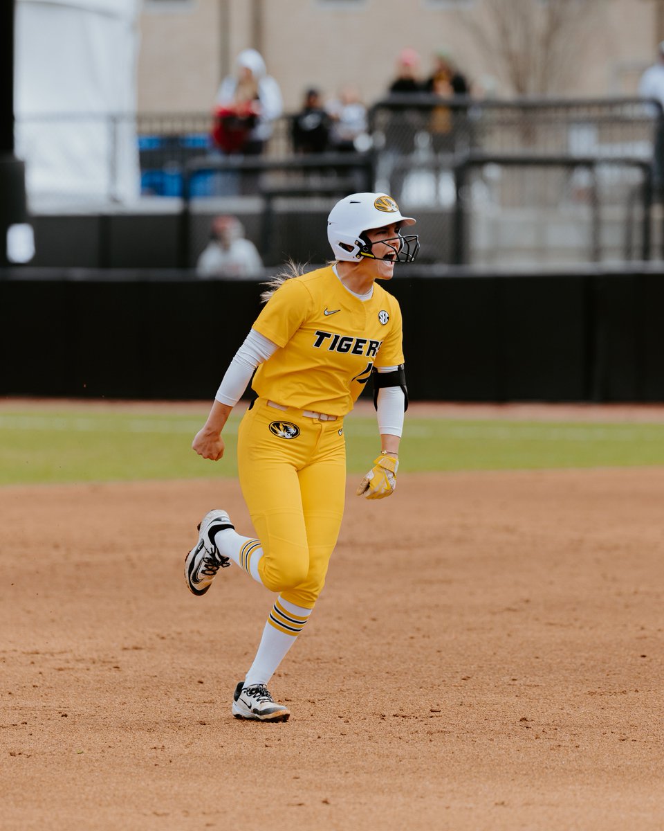 MizzouSoftball's tweet photo. One of the top catchers in the country‼️

Julia Crenshaw checks in at No. 12 in this week's @SoftbalAmerica catcher rankings. 

#OwnIt #MIZ 🐯🥎 | @crenshaw_julia https://t.co/MZhTqIjpuu