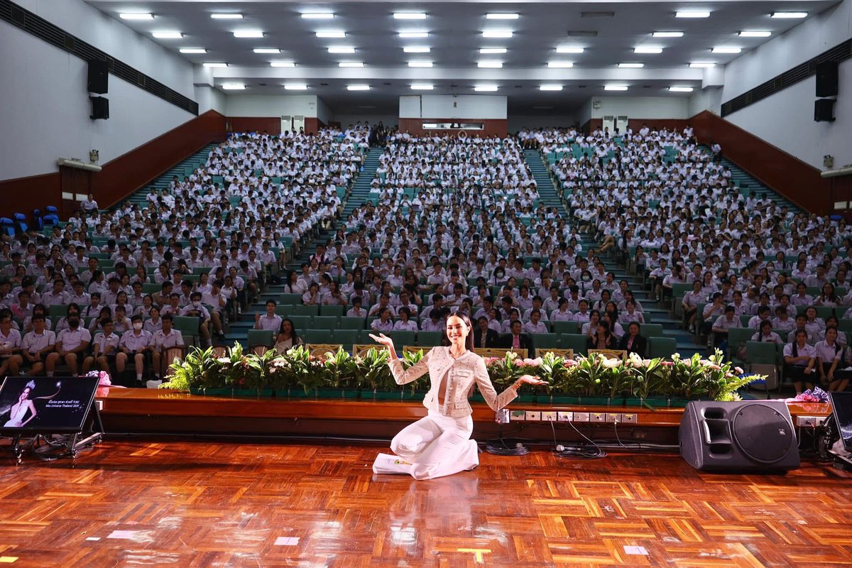 triamudomfamily's tweet photo. #padchimtu85 ✨ จากรุ่นสู่รุ่น แรงบันดาลใจไม่สิ้นสุด ✨

วันนี้ @Opalsuchaaata พี่โอปอล-สุชาตา ช่วงศรี  นักเรียนเก่าเตรียมอุดมศึกษา #TU82 มาส่งต่อกำลังใจให้รุ่นน้อง #TU85 ในงานปัจฉิมนิเทศ พร้อมแบ่งปันประสบการณ์ และแรงบันดาลใจจากเส้นทางที่เธอเลือกเดิน

💬 “พี่โอปอล ส่งกำลังใจให้น้อง ๆ ทุกคนค้นพบเส้นทางและตัวตนที่แท้จริงของตัวเอง เดินไปข้างหน้าด้วยความมั่นใจ และเชื่อมั่นในตัวเองเสมอ”

จากรุ่นพี่สู่รุ่นน้อง… เตรียมอุดมฯ ไม่ใช่แค่โรงเรียน แต่คือบ้านของความฝัน ที่ทุกคนจะก้าวออกไปสร้างอนาคตของตัวเอง 💕✨

สมาคมฯ Triamudom Family ขอเป็นกำลังใจให้ #TU85 และรุ่นต่อ ๆ ไปเดินตามฝันด้วยหัวใจที่มุ่งมั่น แล้วเส้นทางที่ใช่… จะปรากฏบนเส้นทางเดินของคุณ! 

ขอขอบคุณภาพ : @MUofficialTH 

#เตรียมอุดมศึกษา #งานปัจฉิมนิเทศ
#MissUniverseThailand2024 #MUT2024
#TPNGLOBAL #โอปอลสุชาตา #OpalSuchata