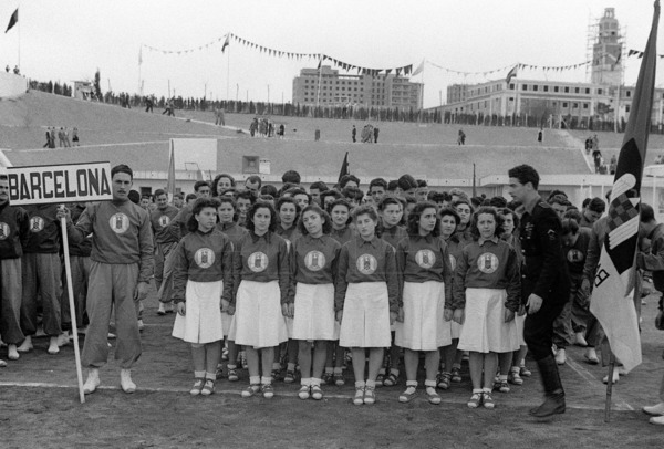 Ceremonia de apertura de los II Juegos Universitarios Nacionales que se celebraron en las pistas de la Ciudad Universitaria de Madrid, #31mar 1945. #EFEfototeca