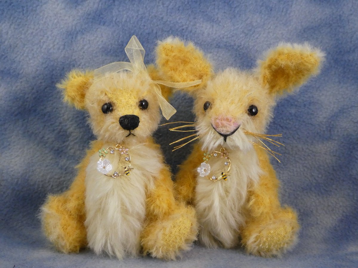 TheWordOfErynn's tweet photo. Sunshine colours to celebrate the start of Summer time 💛 Primrose and Piper are both miniature 4" One of a Kind #ArtistBears ready for their new homes #BramberBears https://t.co/kZVATO0kxu https://t.co/I7rv2LI2IV