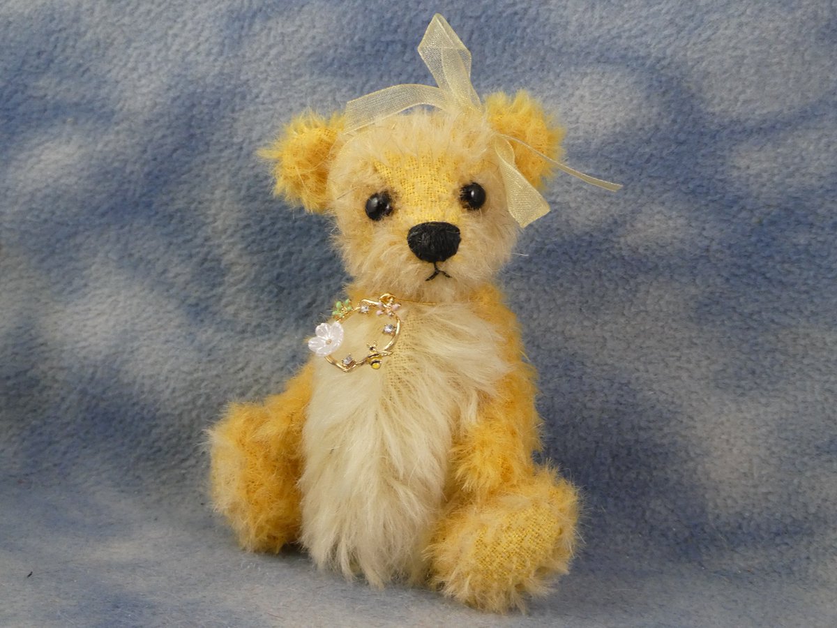TheWordOfErynn's tweet photo. Sunshine colours to celebrate the start of Summer time 💛 Primrose and Piper are both miniature 4" One of a Kind #ArtistBears ready for their new homes #BramberBears https://t.co/kZVATO0kxu https://t.co/I7rv2LI2IV