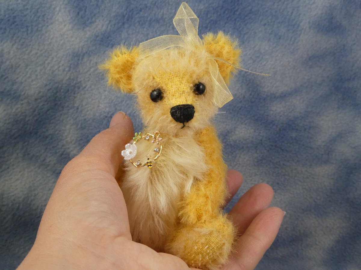 TheWordOfErynn's tweet photo. Sunshine colours to celebrate the start of Summer time 💛 Primrose and Piper are both miniature 4" One of a Kind #ArtistBears ready for their new homes #BramberBears https://t.co/kZVATO0kxu https://t.co/I7rv2LI2IV