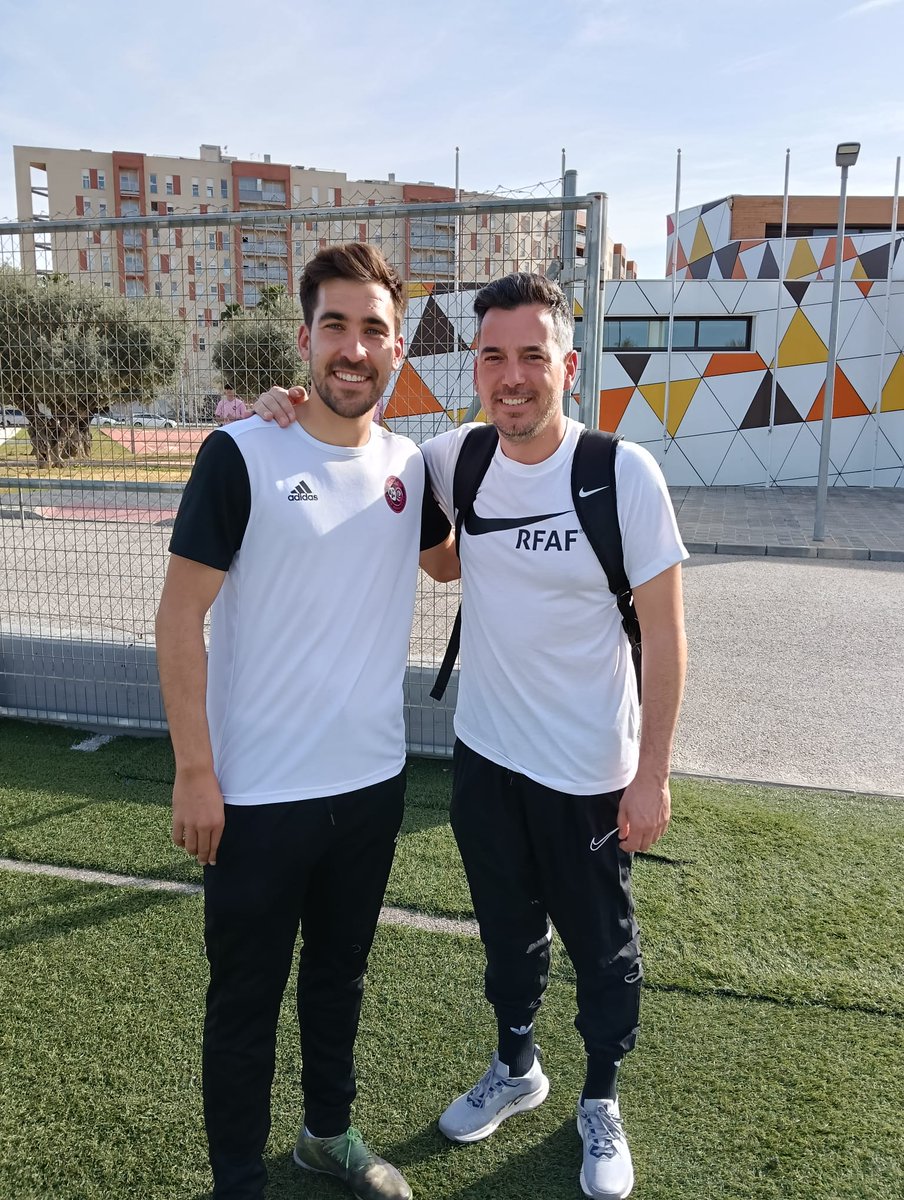 Continúa la tarde a #PieDeCesped 
⚽ #ProfesCEDIFA 🔝 #MarcoFernandez
🆕 Antonio Marchena. #UEFAB
🟢Dos Hermanas CF 1971. 2a Andaluza juvenil.
🆕 Alejandro Carrascal. #UEFAB
🟢 Sam Cam Dos Hermanas. 2a Andaluza infantil.

#FormadoresDeTuPasion