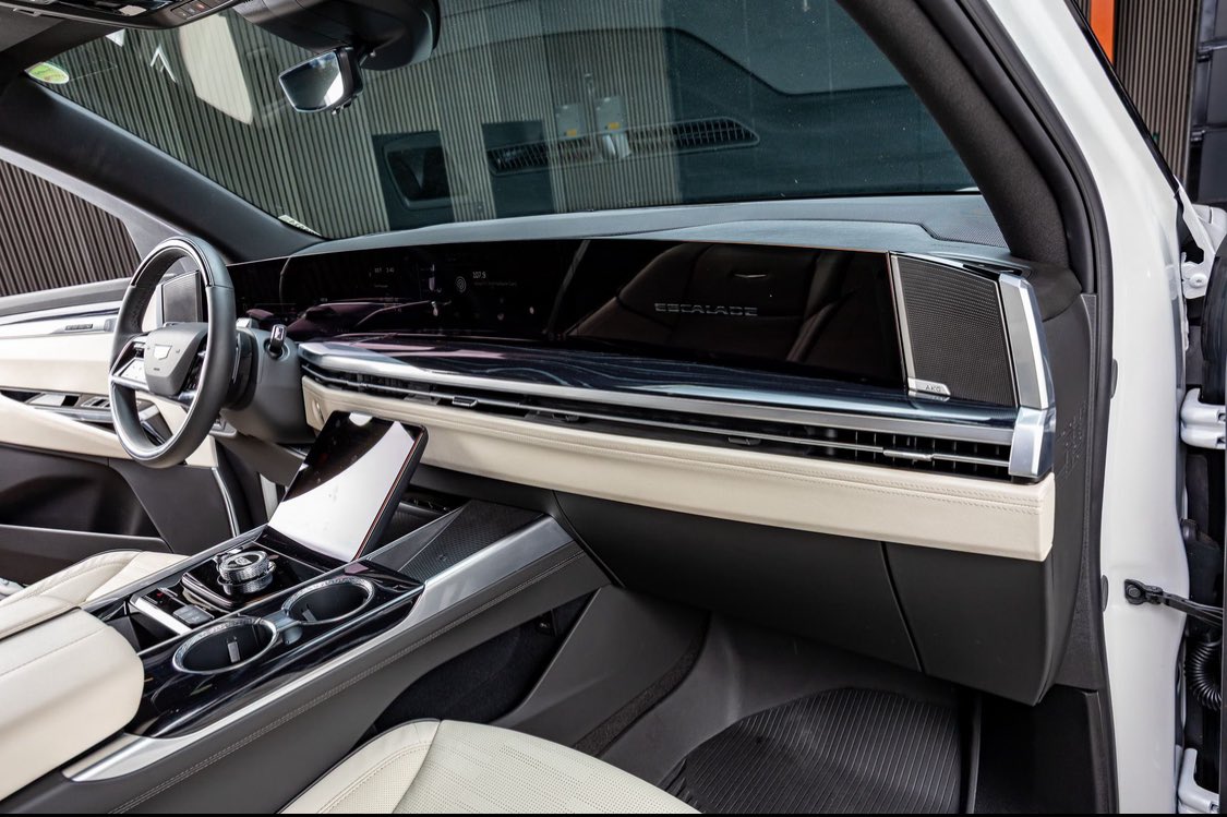 liftedtrucks's tweet image. 2025 Cadillac #Escalade. Beautiful! #TX04414 
 
* Paint matched chrome delete with black out tuxedo roof and black out emblem package 
* 3.5” @teamreadylift suspension  
* 24” @vossenwheels forged wheels 
* @NittoTire Recon Grapplers 

*Sold. Others to choose from! (833) 640-2740