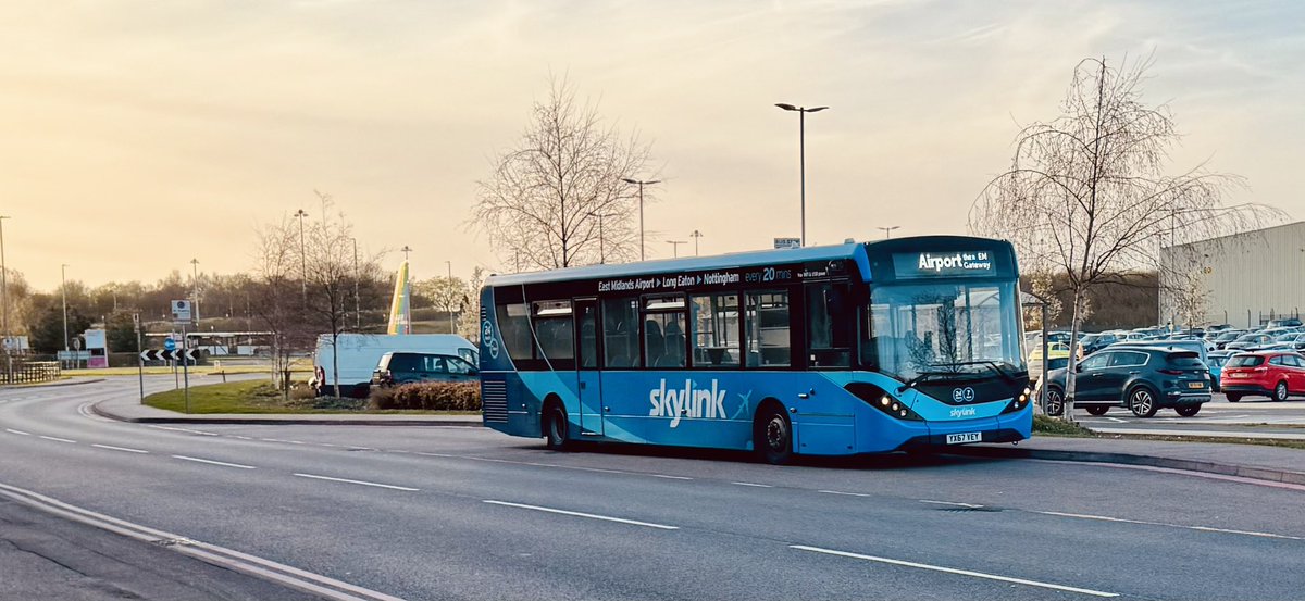 A glorious evening up at <a href="/EMA_Airport/">East Midlands Airport</a>!
with one of <a href="/trentbartonland/">trentbartonland</a> Skylink services, heading up to the Gateway. 🌅 💙