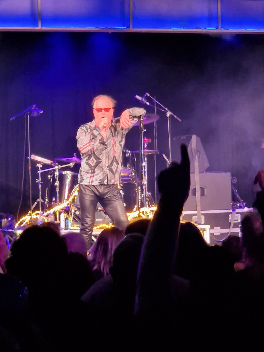 Well <a href="/ShiiineOn_/">Shiiine On</a> you nailed it. So many highlights but the outstanding performance that blew me away again was by this man and his magnificent <a href="/CUDband/">CUD</a> #GoOnCarlLad
