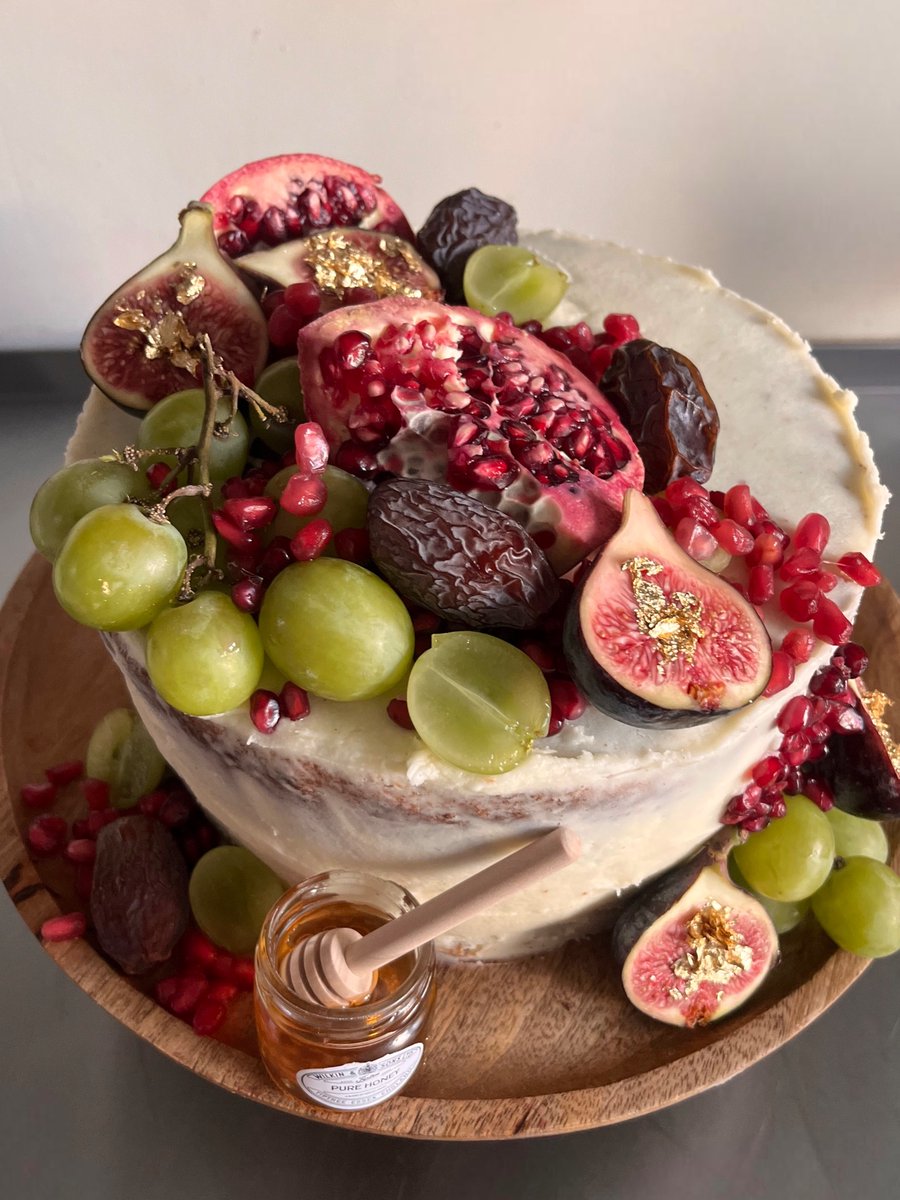 rahmaisnthere's tweet image. my eid cake inspired by the fruits of jannah mentioned in the quran &lt;3