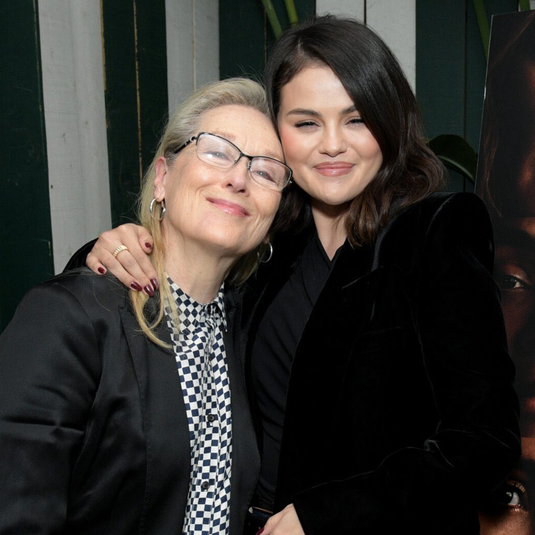 Selena Gomez reveló que Meryl Streep le escribió una conmovedora carta luego de trabajar juntas en ‘Only Murders In The Building’.

“Fue muy alentador y más aún cuando [Meryl] notó los pequeños detalles como ‘por favor’ y ‘gracias’ y ese tipo de cosas. Ella es increíble”.