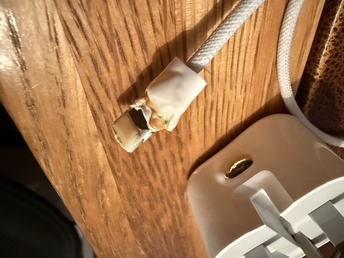 Tᴏɴʏ Cʜᴜʀɴsɪᴅᴇ (@tonychurnside) on Twitter photo Hey <a href="/AppleSupport/">Apple Support</a> <a href="/Apple/">Apple</a> is this expect behaviour? Brand new around Christmas. Was plugged in but not charging anything. Hey <a href="/AppleSupport/">Apple Support</a> <a href="/Apple/">Apple</a> is this expect behaviour? Brand new around Christmas. Was plugged in but not charging anything.
