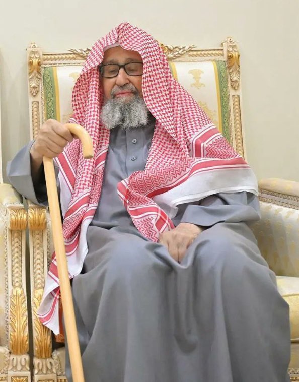 **لاتدري في أي طلابك البركة..

قال شيخنا العلامة #صالح_الفوزان :
حين أنهيت الابتدائية ذهبت لبريدة لحاجة، 
فمررت بالمعهد العلمي، فإذا مديره الشيخ #محمد_ناصر_العبودي واقف عند الباب، 
فجرّني بيدي ولم يشاورني، وأدخلني غرفة الصف، والشيخ العلامةعبدالرزاق عفيفي يشرح الدرس،
ثم أكمل أوراق