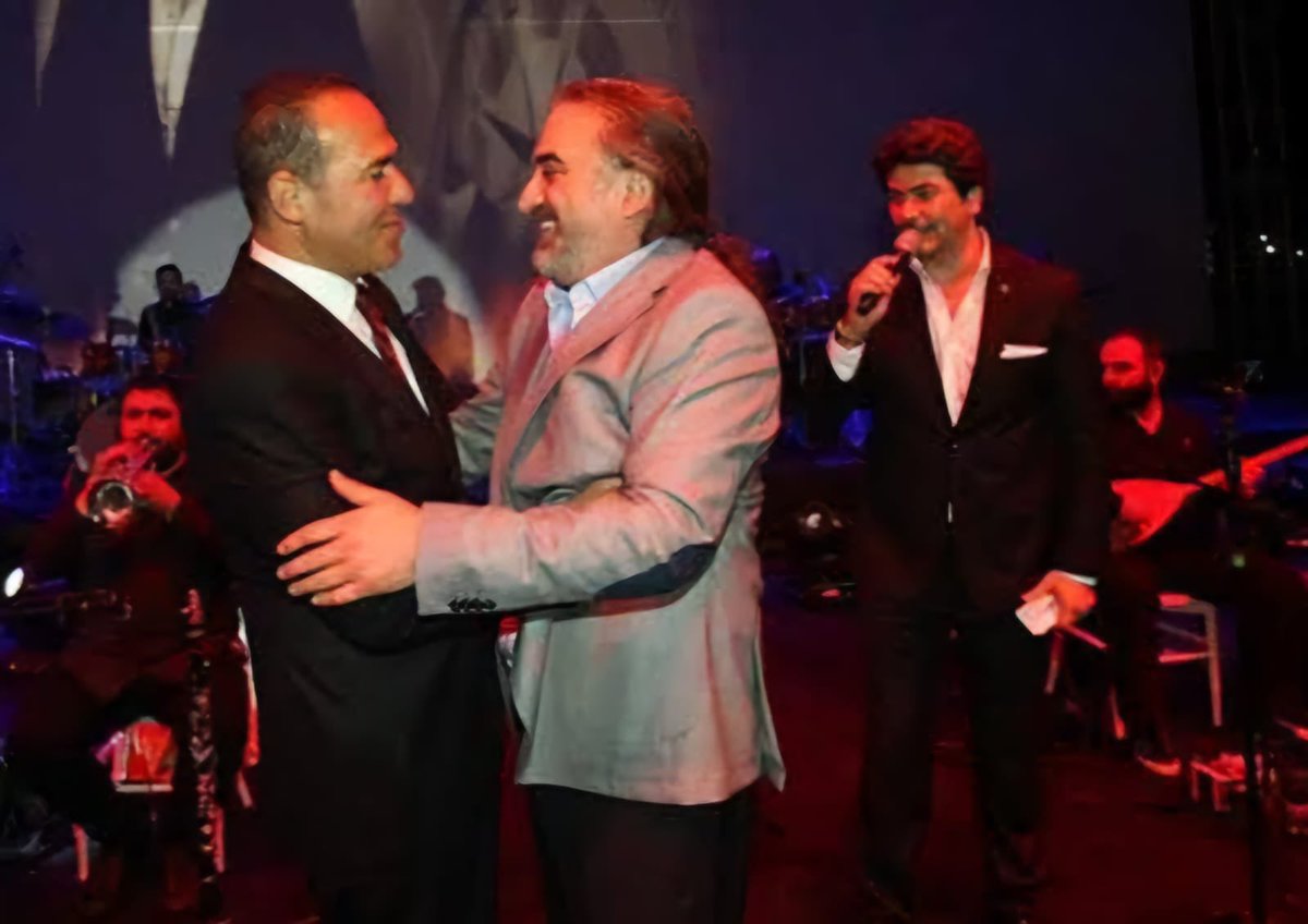 Allah rahmet eylesin, mekanı cennet olsun. Türkülerimize yeni bir yorum katmış yeni nesillerimize kendi müziğimizi sevdirmişti. Popüler kültürün yerli kültürleri ezip geçtiği bir dönemde kendi müziğimizi diri tutan, sevdiren Volkan Konak gibi bir sanatçının değeri elbette daha da