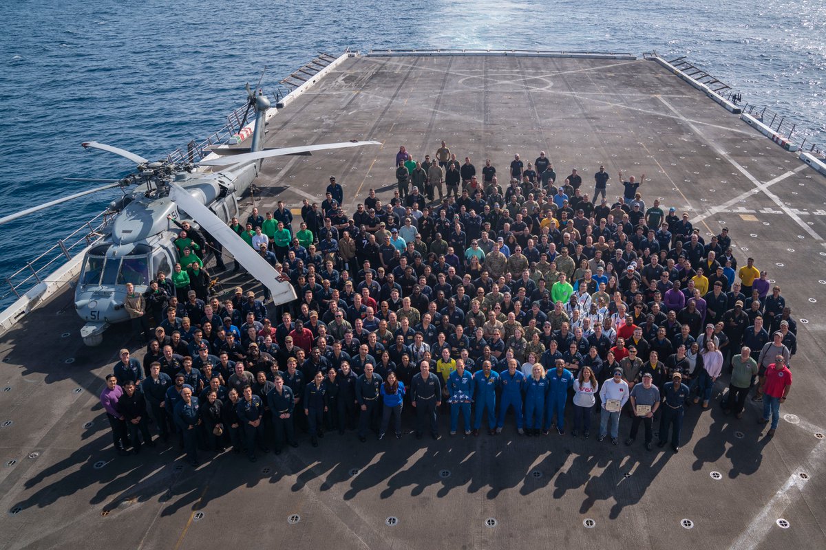 .<a href="/USNavy/">U.S. Navy</a> Sailors assigned to #USSSomerset, EOD Group 1, &amp; HSC-23; Airmen attached to First Air Force, Det 3; <a href="/NASA/">NASA</a> personnel; &amp; NASA &amp; European Space Agency astronauts gathered on the ship’s flight deck during NASA URT 12, March 29.

📍: Pacific Ocean
📸: MC2 Olivia Rucker
