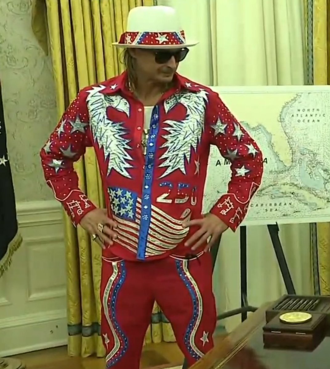MikeBeauvais's tweet photo. Kid Rock showed up at the White House looking like Evel Knievel headed to family court. https://t.co/9zJTPrwsLv
