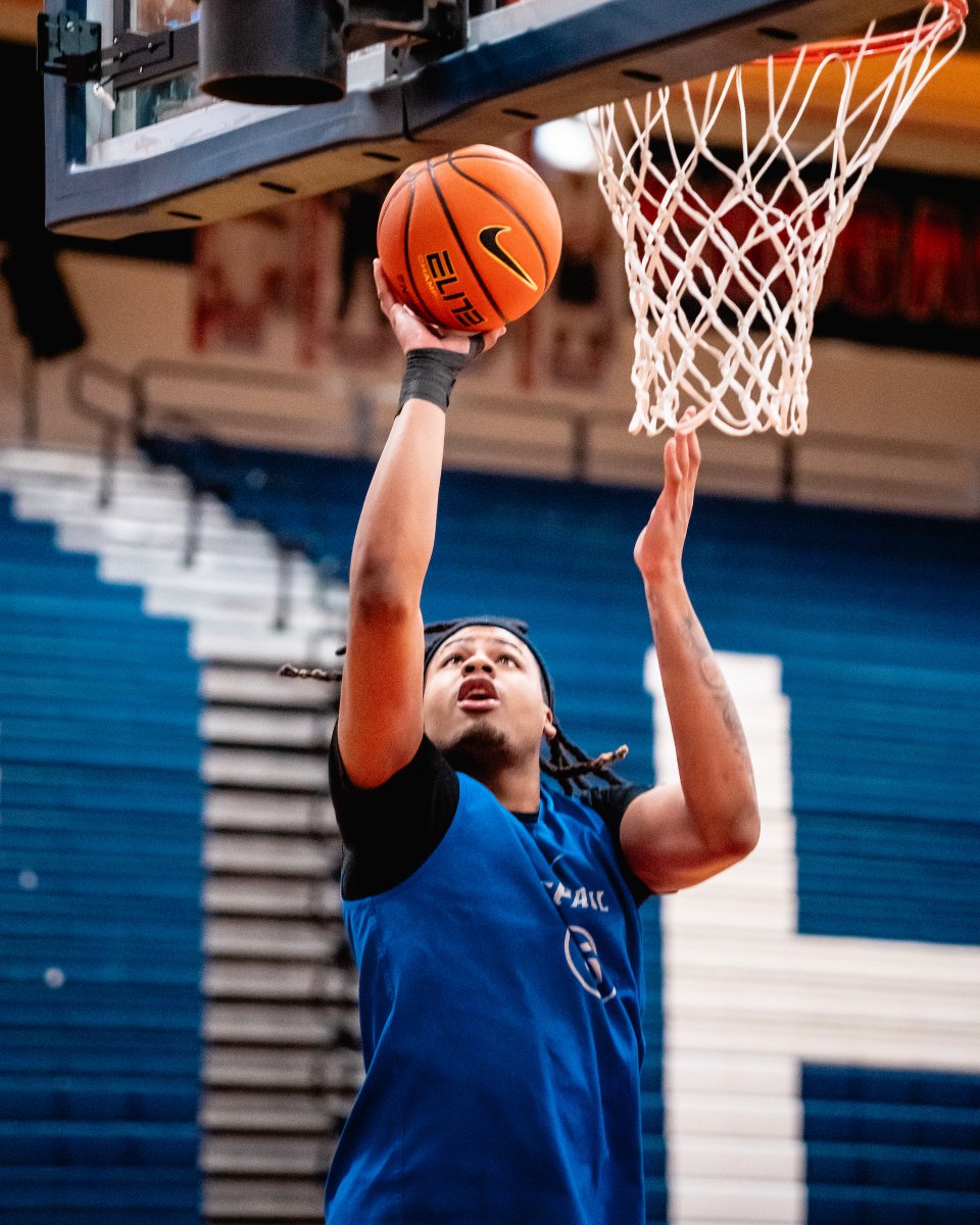 DePaulHoops's tweet image. eyes on the crown 👑

#BlueGrit 🔵😈