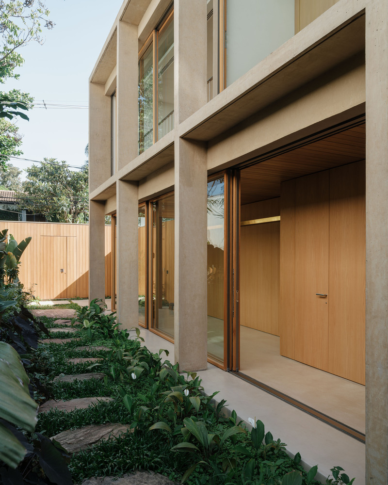Casa Rua Polônia explora la arquitectura como una secuencia de puntos nodales, donde la relación entre el jardín y la casa se revela de manera progresiva. ow.ly/l9p850VrYLf
#arquitectura: Gabriel Kogan + Guilherme Pianca 📍#Brasil
#fotografía: Cesar Belio