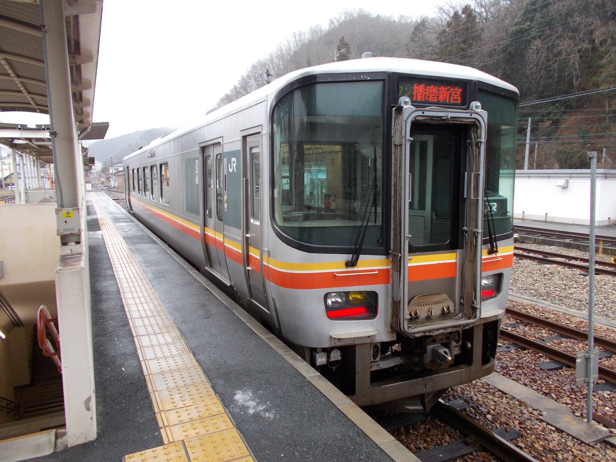 noritetsu4410's tweet photo. 姫新線の姫路駅～上月駅間に投入されたキハ122系。
223系に似ているように思うのは私だけでしょうか・・・
2024年1月20日、佐用駅撮影

#乗り鉄おじさん4410 
 #佐用駅  #姫新線  #姫路駅  #キハ122系

よかったらHPとインスタご覧ください。
https://t.co/8hBmMxG0LF
https://t.co/HkO35SMDtO https://t.co/BaicTB04eM
