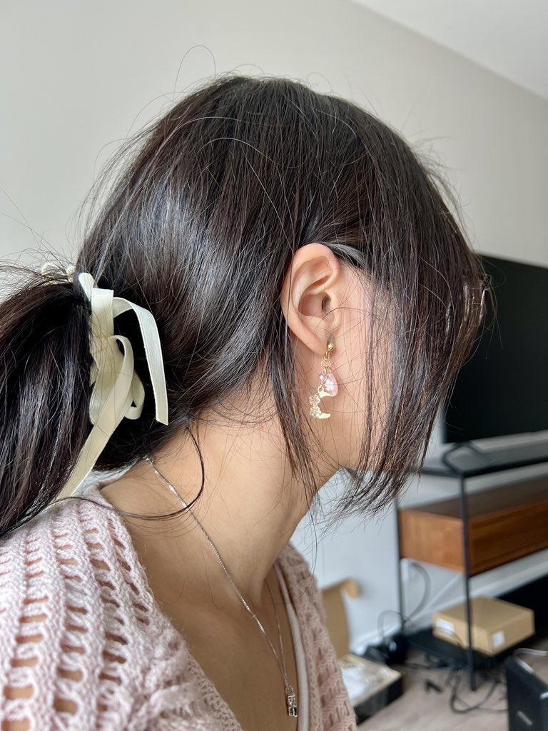 finally got kitty keycaps for my baby keeb! thx chat for dealing with the box jade :^) clickies good.

ALSO GOT CUTE EARRINGS FROM <a href="/namiirin_/">nami🎐☁️ stickercon atc #72</a> !!! 🍓🍓🍓cant wait to wear them all qwq