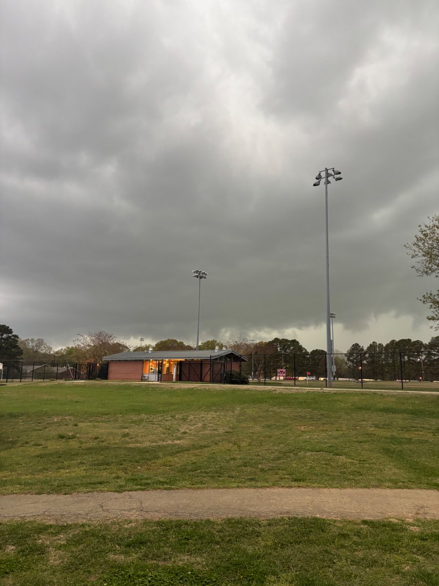 Sonnnn it’s been a minute 

Severe storm approaching Raleigh with some bark, let’s see if she bites.