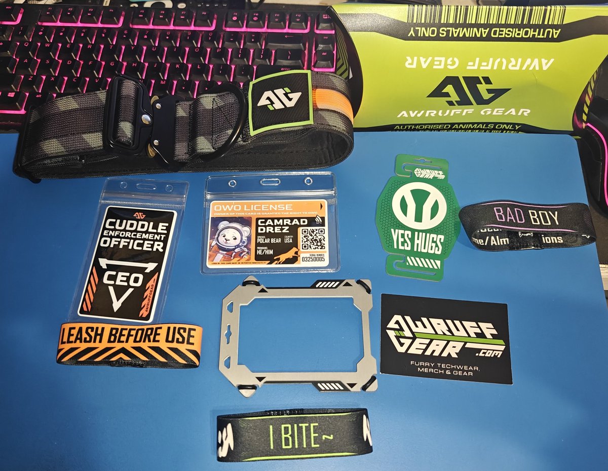 Camrad_Bear's tweet image. @AwruffGear Woah, When I saw these online they looked cool but seeing them in person is even better! Thank you for Making cool futuristic themed products with nfc tech!