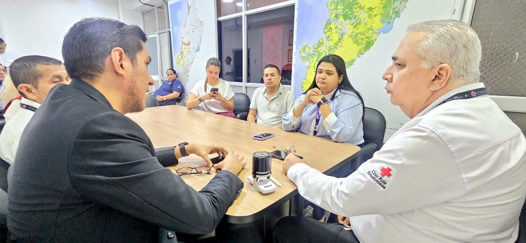 DPManabiSalud's tweet photo. #PorUnEcuadorConSalud | Coordinadora @DraAuraLopez y equipo de @Salud_CZ4 participan de reunió con @CruzRojaManabi con el objetivo de articular acciones para mejorar la movilización de los equipos de trabajo en territorio. 
#ElNuevoEcuador https://t.co/XOGwVT4HML