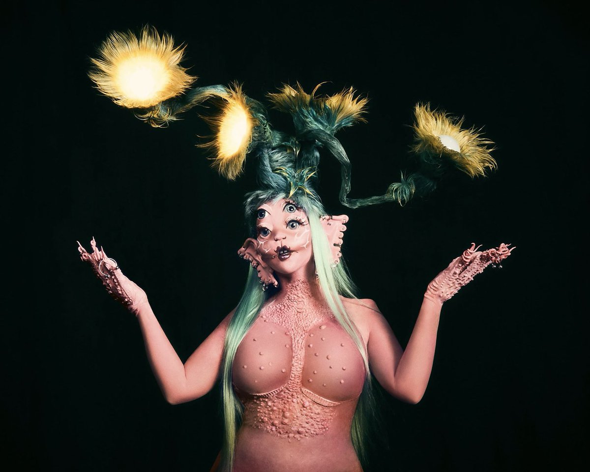 Há 2 anos, Melanie Martinez lançava “PORTALS”.