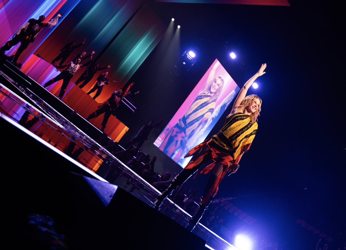 kylieminogue's tweet photo. Merciiiiiii Montreal!!!!! 😘🍁 What. A. Night! https://t.co/IgKmDDbz0z