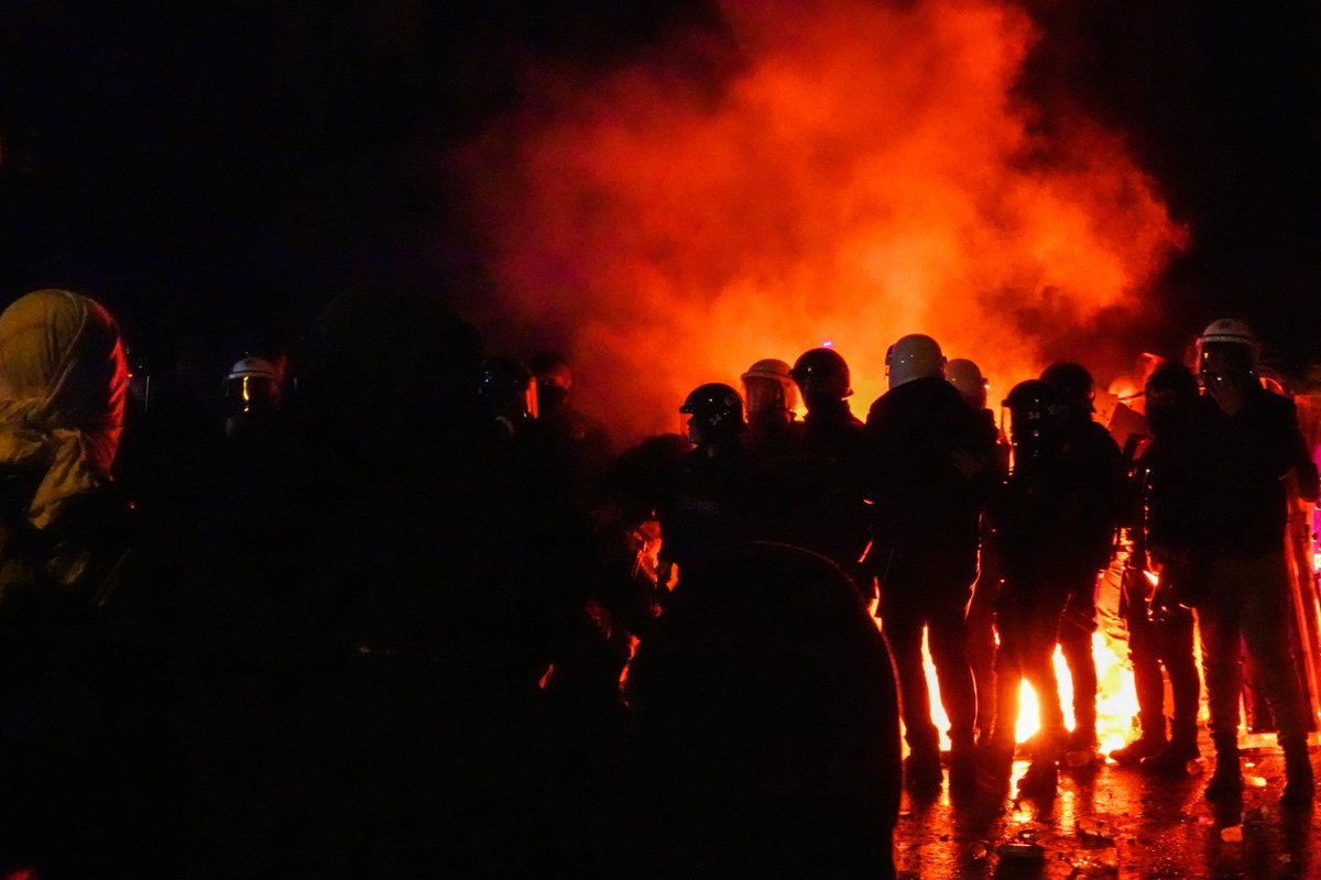 Marmara Kadın Kapalı Hapishanesi’nde tutsak olan öğrencilerden mesaj var. Mücadeleyi büyütmekte kararlı olan öğrenciler, boykotun genel bir grevle taçlandırılması gerektiğini belirterek, “İşçileri, öğrencilerle ele ele mücadele etmeye çağırıyoruz” dedi.
justpaste.it/jd3kt