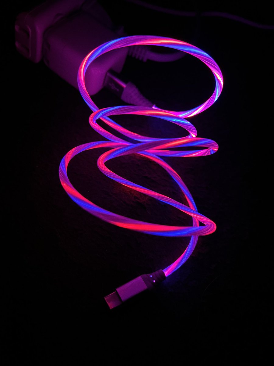 カーチャージャー買った時に付いてきたこいつ、色がやかましくて寝れない
(ゆっくり色変じゃなく工事現場とかにあるあれ。チカチカ)