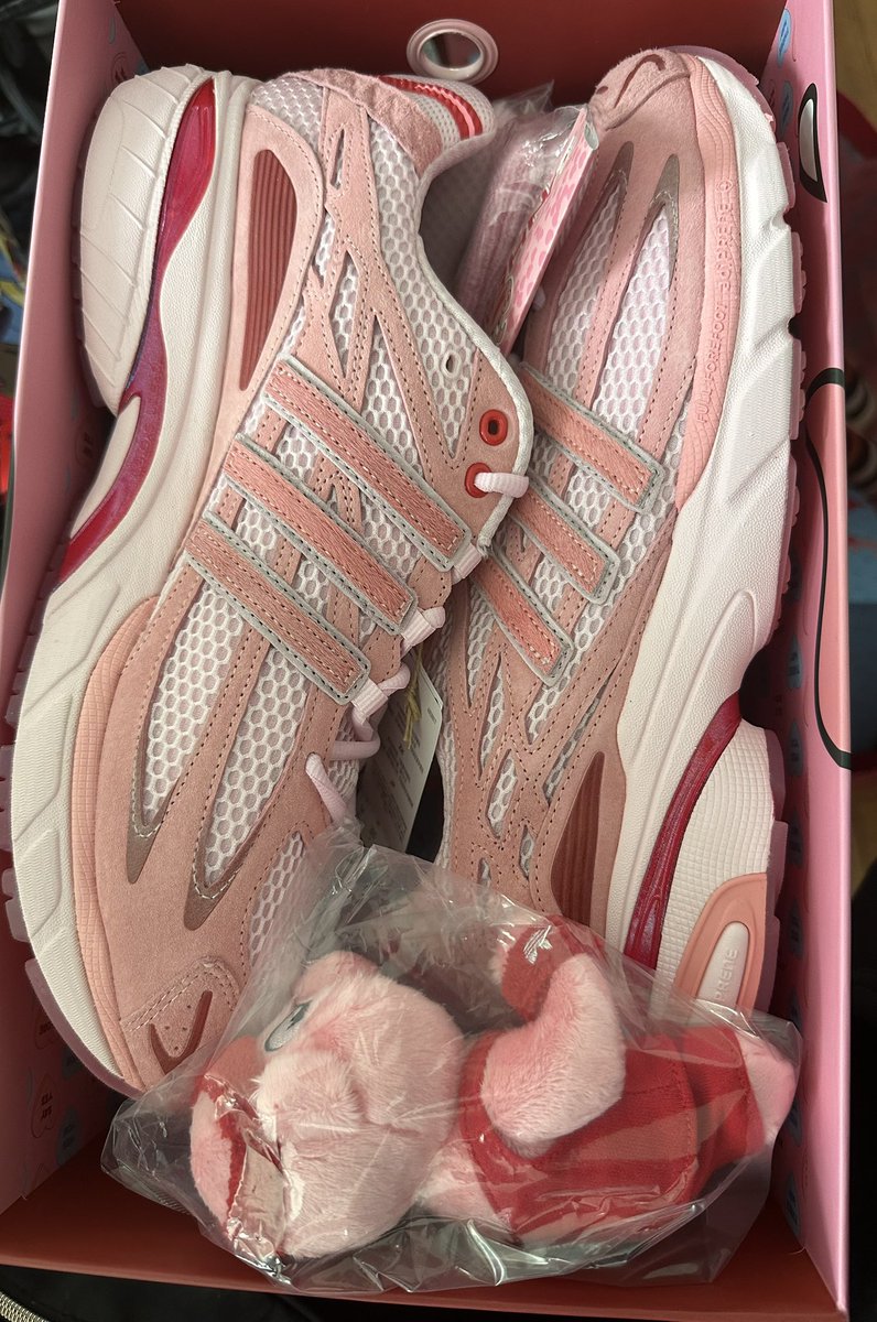 SnkrsStock's tweet image. Hey! I have another 🐷 looking for a forever home (not signed) for retail!

I will be looking in the comments to see who is the best fit you must follow these rules.👀 

-Comment your size
-Follow @unheardofbrand &amp;amp; @SnkrsStock 
- ❤️ &amp;amp; 🔄